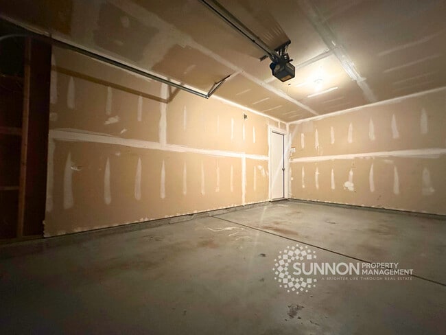 Building Photo - Charming 3 Bedroom 2.5 Bathroom in Meadow Hill