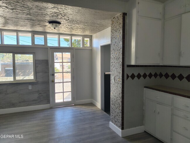 Building Photo - 714 N San Marcial St