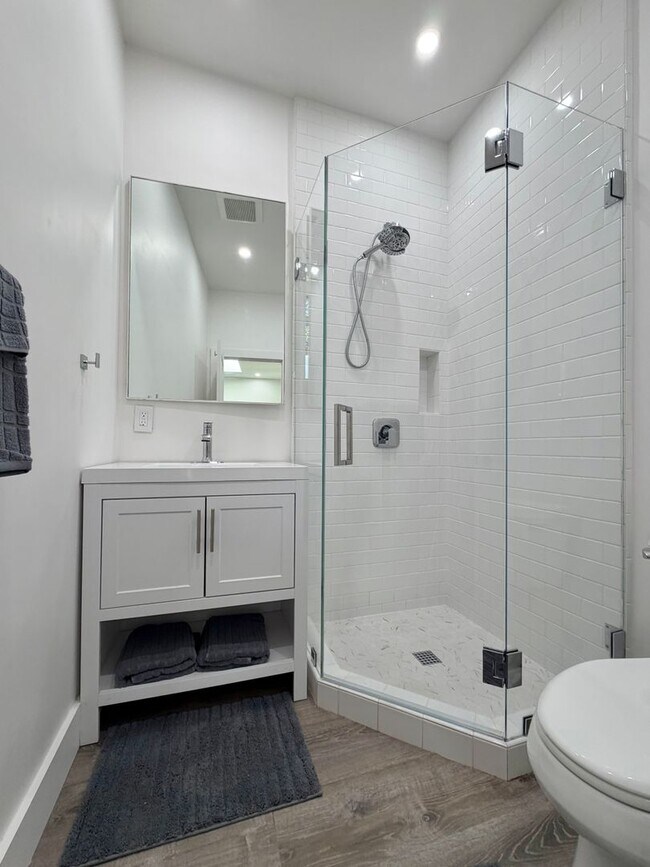 Building Photo - CLA1047