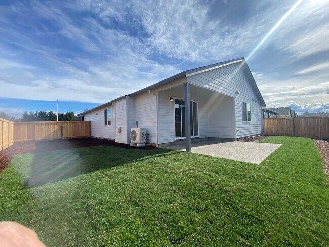 Building Photo - LONGVIEW AREA RANCH STYLE HOME ON LARGE CO...