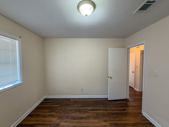 Building Photo - 2 Bedroom 1 Bath Duplex for Rent in Pensac...