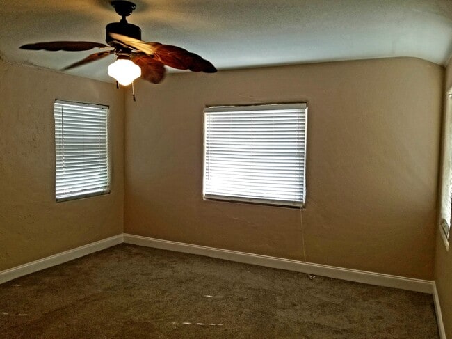 Building Photo - 512 E Strawbridge Ave