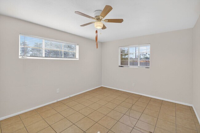 Building Photo - 2272 E Blacklidge Dr