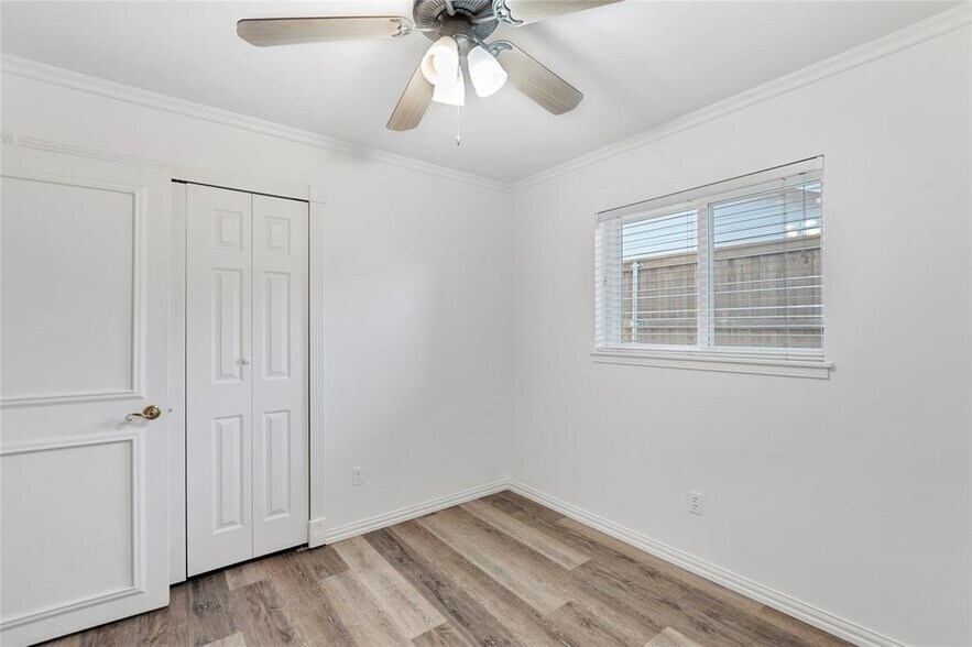Building Photo - 2213 Overglen Dr