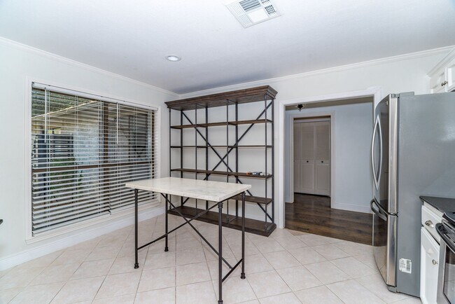 Building Photo - RENOVATED 2-BEDROOM IN WHISPERING OAKS