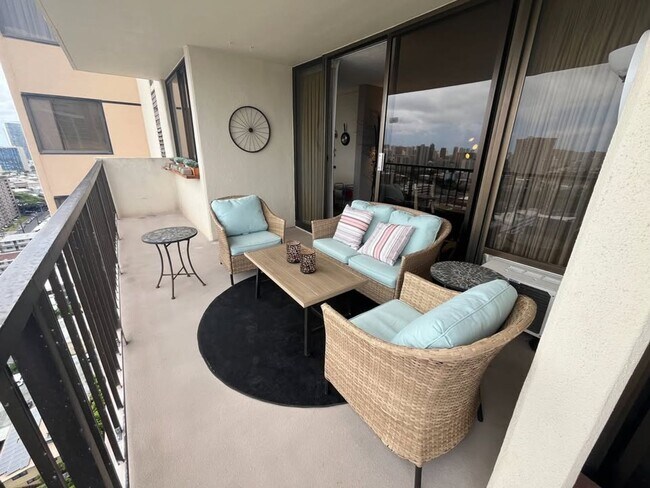 Building Photo - Newly Renovated Gem in Makiki