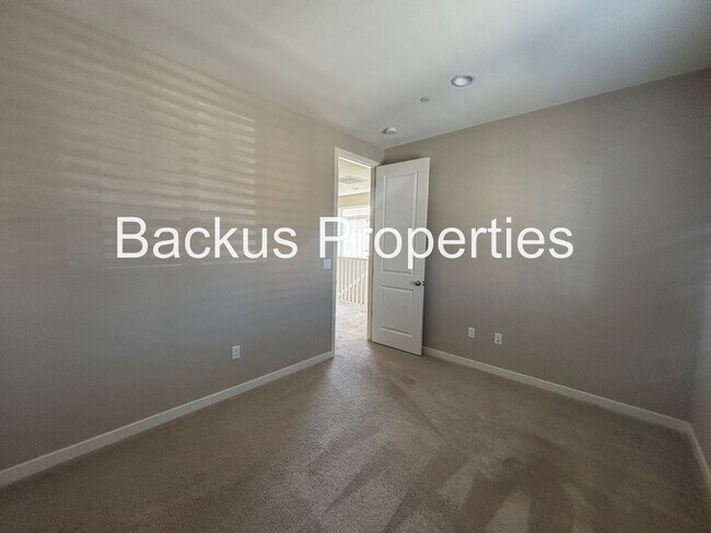 Building Photo - Three Bedroom Home in Hollister