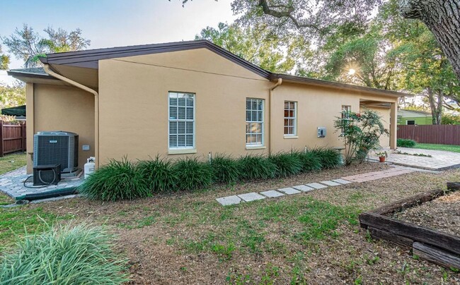 Building Photo - 3705 W Barcelona St