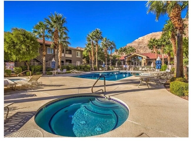 Building Photo - Charming Ground-Floor Condo with Wood Flooring & Modern Comforts!