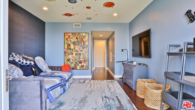 Building Photo - 14445 Mulholland Dr