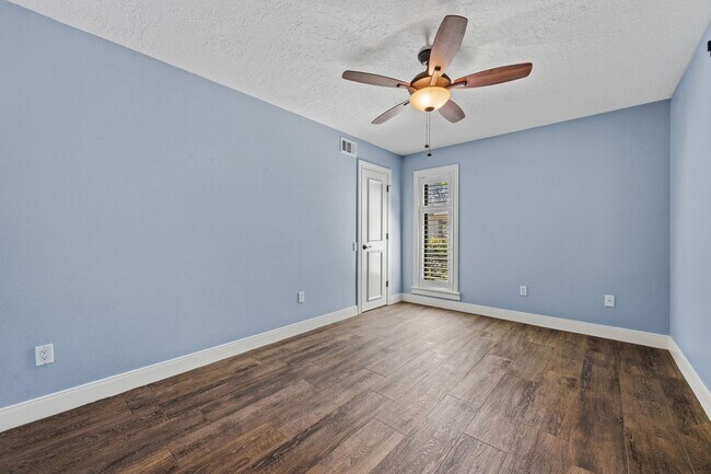 Building Photo - 11707 Edgewater Ct