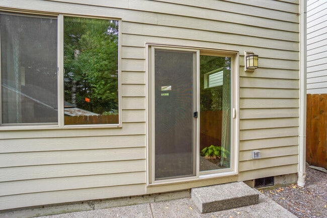 Building Photo - THREE BEDROOM HOUSE