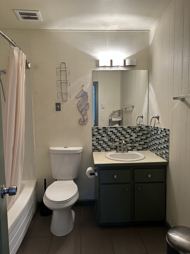 Building Photo - 757 Ocean Ct NW