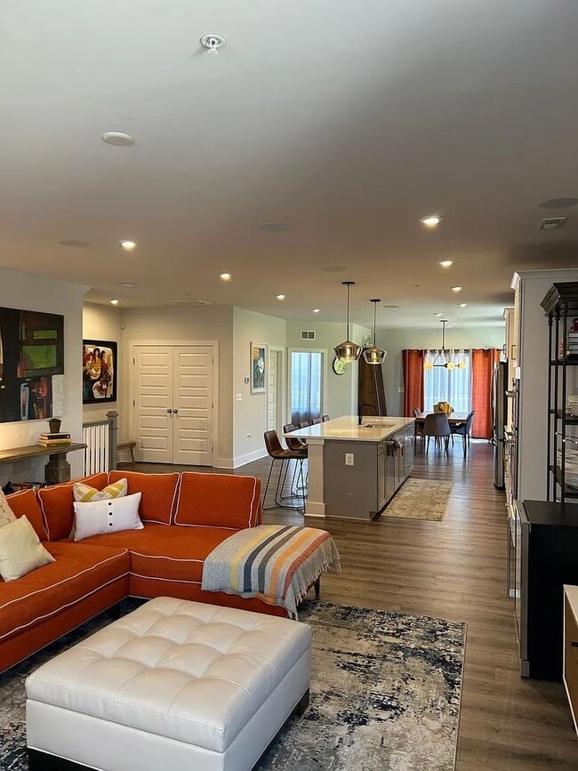 Building Photo - Stunning 3 Bed 2.5 Bath, Open Concept Town...