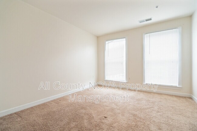 Building Photo - 3546 Carriage Walk Ln