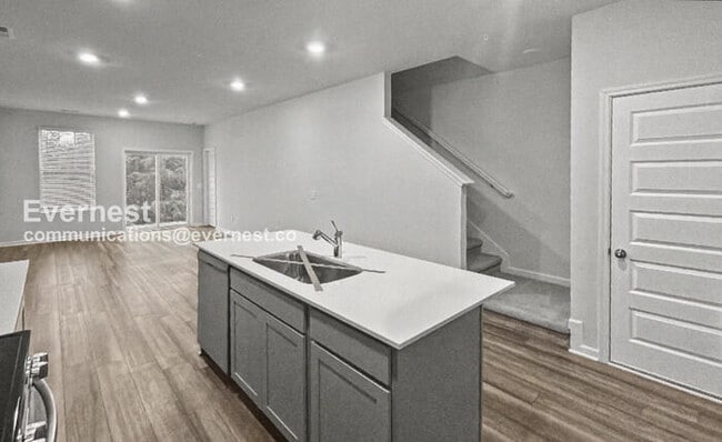 Building Photo - 3 Bed/2.5 Bath Townhome with Garage / Pet-Friendly / Available Now!