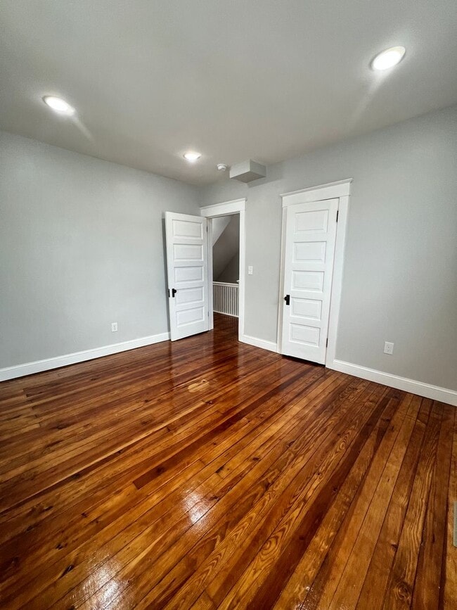 Building Photo - Fully Renovated 4 Bedroom, 2.5 Bath Home-Move In Ready