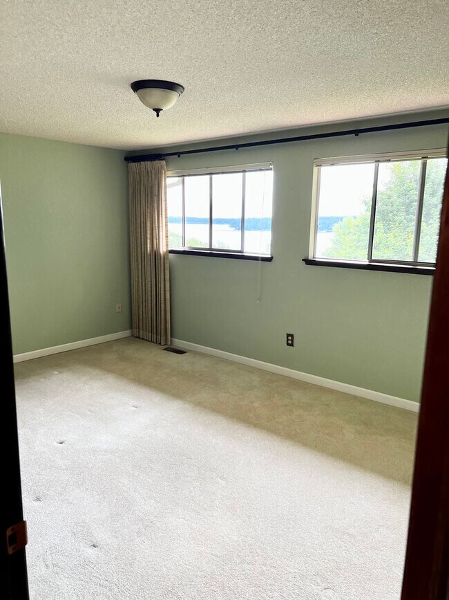 Building Photo - Beautiful home with a view in Bremerton.