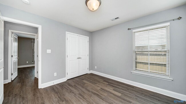 Building Photo - 113 E Crest Way