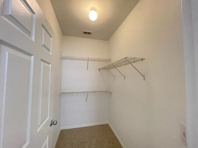 Building Photo - 2 Bed/2 Bath, 2nd Floor Condo at Villa Val...