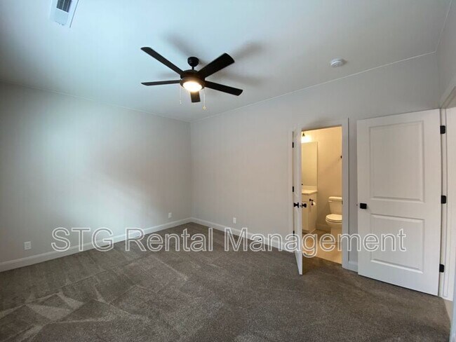 Building Photo - 840 Twin Lakes Dr