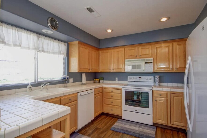 Building Photo - 1845 W Canyon View Dr