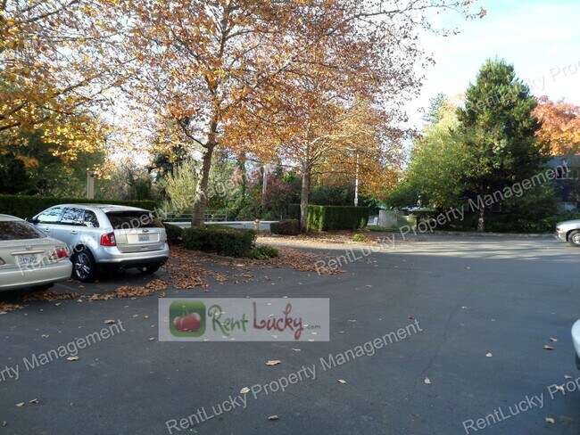 Building Photo - Gorgeous 2 Bedroom Condo with Secured Parking in Unbeatable Bellevue Location!!