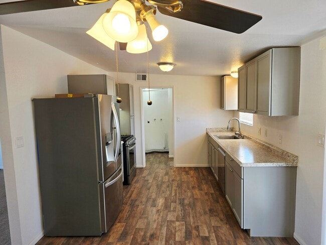 Building Photo - Cozy 3 Bedroom 1.5 Bathroom Near The Natio...