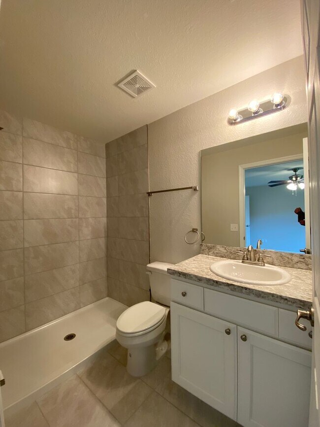 Building Photo - Custom Home - Desirable SE Ocala Neighborh...
