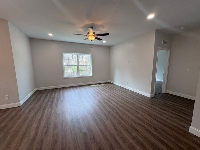 Building Photo - For Rent