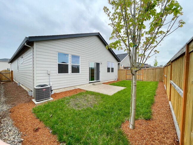 Building Photo - 434 Greencrest St NE