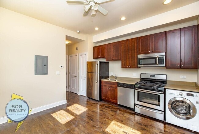 Building Photo - 647 W Deming Pl