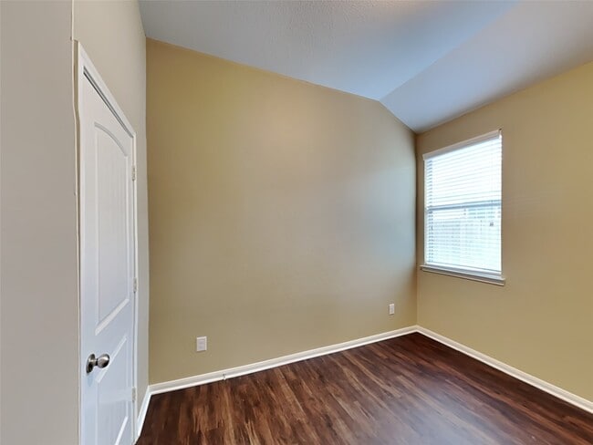 Building Photo - 2324 Shady Tree Ln