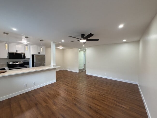 Building Photo - Updated 2 Bedroom 2 Bathroom Condo with Pool, Spa and Parking. Offering 6 month lease.