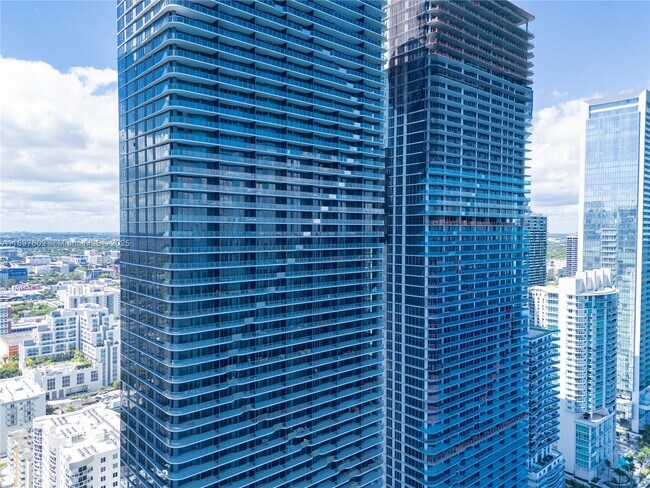 Building Photo - 700 NE 24th St