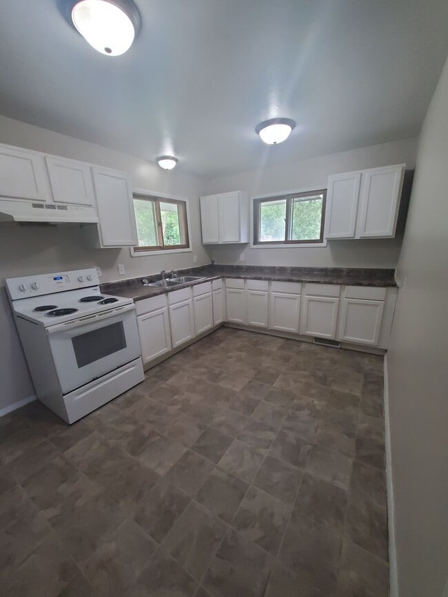 Building Photo - 3 bedroom 1 bath house in Davenport