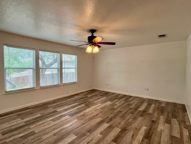 Building Photo - Large 4 bedroom/2.5 bath conveniently located to Lackland AFB! Move-in Ready!
