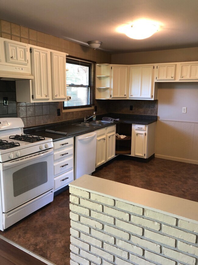 Building Photo - 12125 Hillcrest Pl