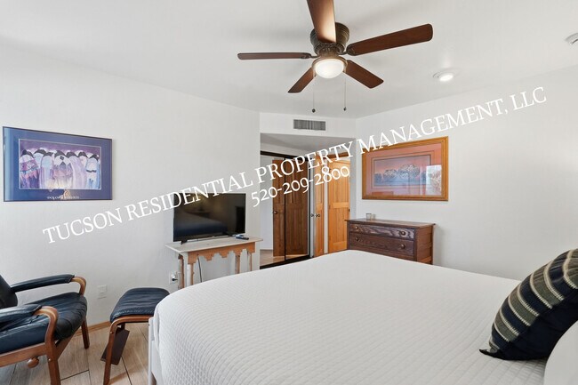 Building Photo - 2824 E Sierra Vista Rd