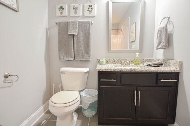 Building Photo - Pet Friendly Three Bedroom with Bonus in Rossview!