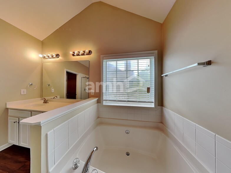 Building Photo - 306 Vinings Vintage Cir