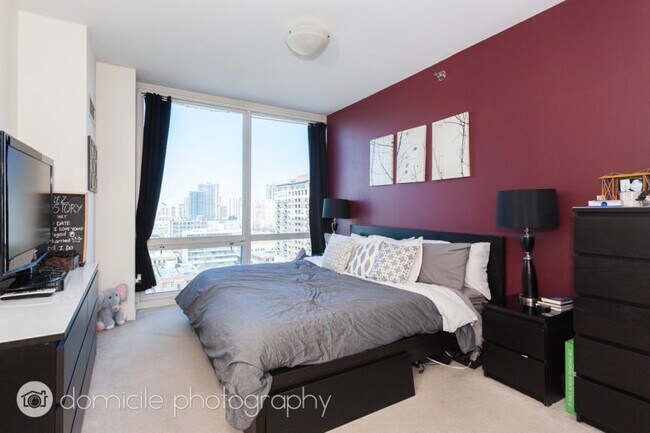 Building Photo - 1 bedroom in Chicago IL 60654