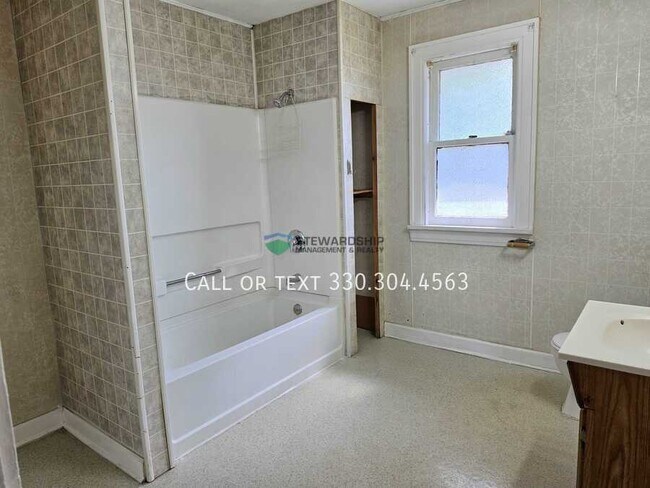 Building Photo - 104 6th St NE