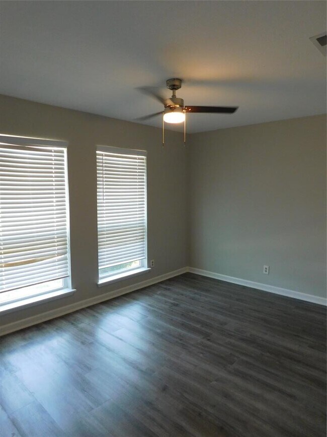 Building Photo - 10100 Woodglen Dr