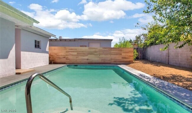 Building Photo - 1056 E Oakey Blvd