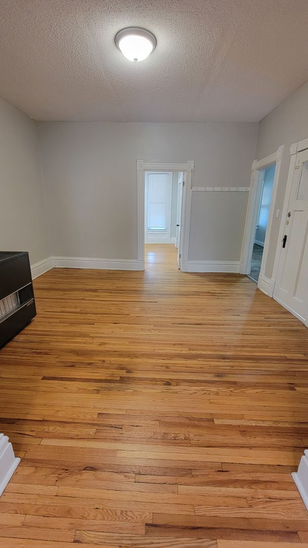 Building Photo - Vibrant Studio & 1-Bedroom Apartments in the Sought-After Whittier Neighborhood