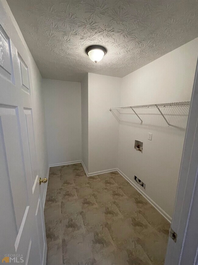 Building Photo - 100 Oak Hill Dr