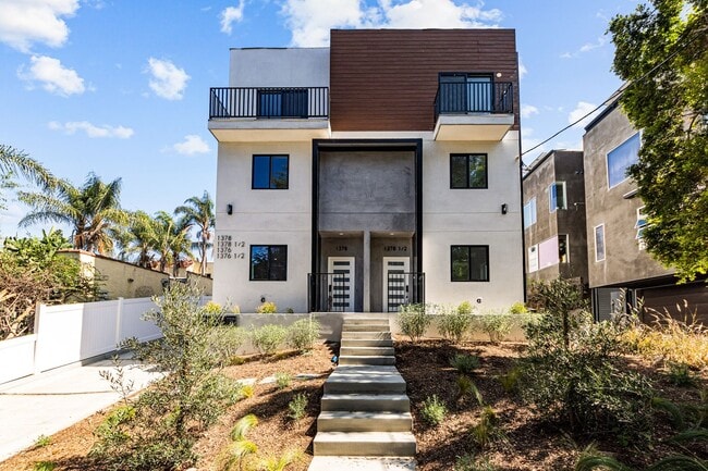 Building Photo - 1376 Edgecliffe Dr