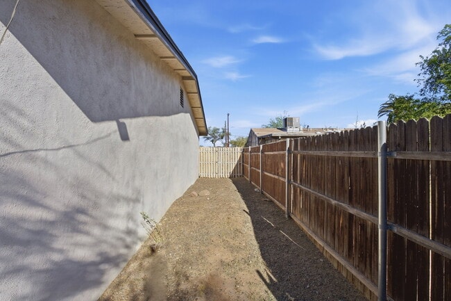 Building Photo - 1901 N Rosemont Blvd