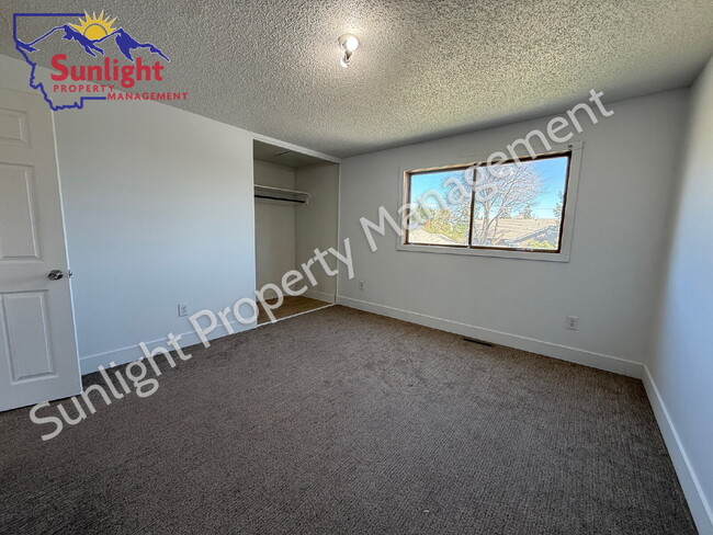 Building Photo - 2 Bed 1 Bath one side of a Duplex with Fenced Yard